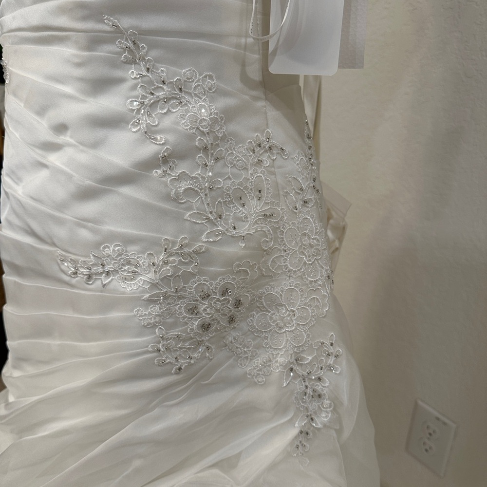 ✨ David’s Bridal Strapless Wedding Gown – NWT | Size 8 | MSRP $699 - Picture 7 of 13